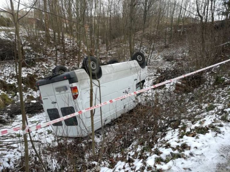 Ptaszkowa: „dostawczak” ześlizgnął się z drogi i dachował
