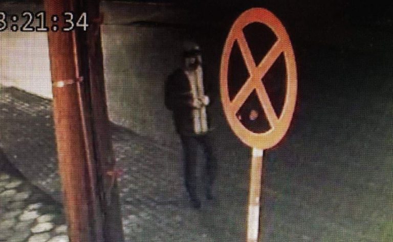Przyjechał w nocy i zniszczył elewację lecznicy weterynaryjnej. Za wskazanie wandala 5 tysięcy złotych