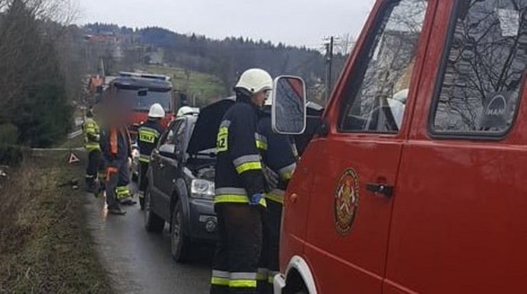 Łęka: zderzenie dwóch osobówek na drodze powiatowej obok szkoły