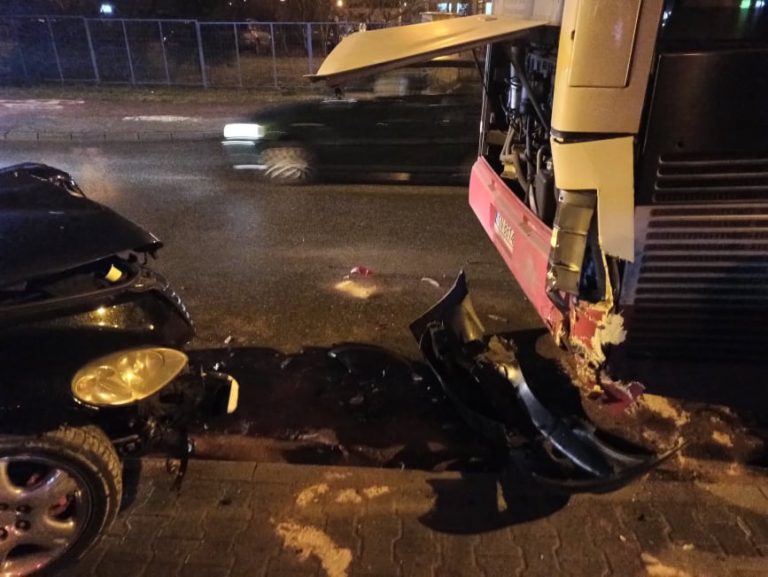 Z ostatniej chwili: wypadek autobusu MPK z osobówką na ul. Nadbrzeżnej w Nowym Sączu