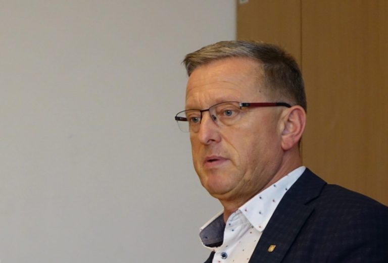 Zgody na spółkę, która zbuduje stadion nie ma. Projekt do poprawki. Radny Czernecki: „mam zagrożenie utraty życia”.