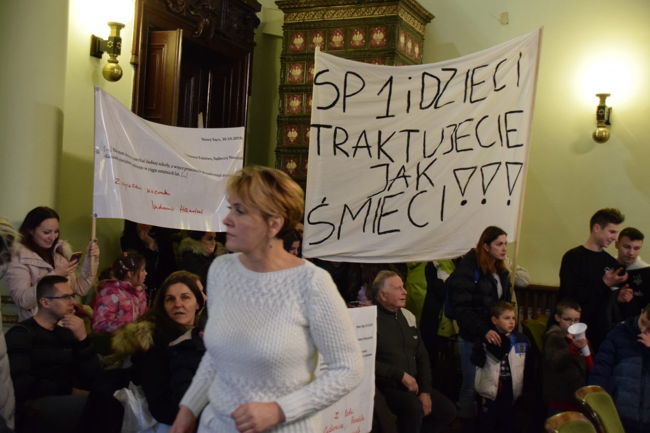 protest przeciwko likwidacji szkoły