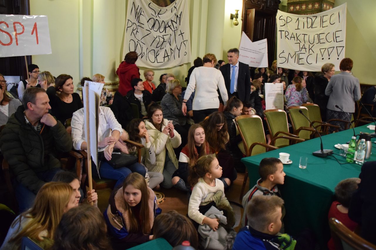 protest przeciwko likwidacji szkoły