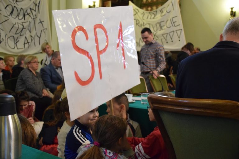 Rodzice uczniów SP1 w Nowym Sączu do prezydenta: może Pan to zło jeszcze zatrzymać