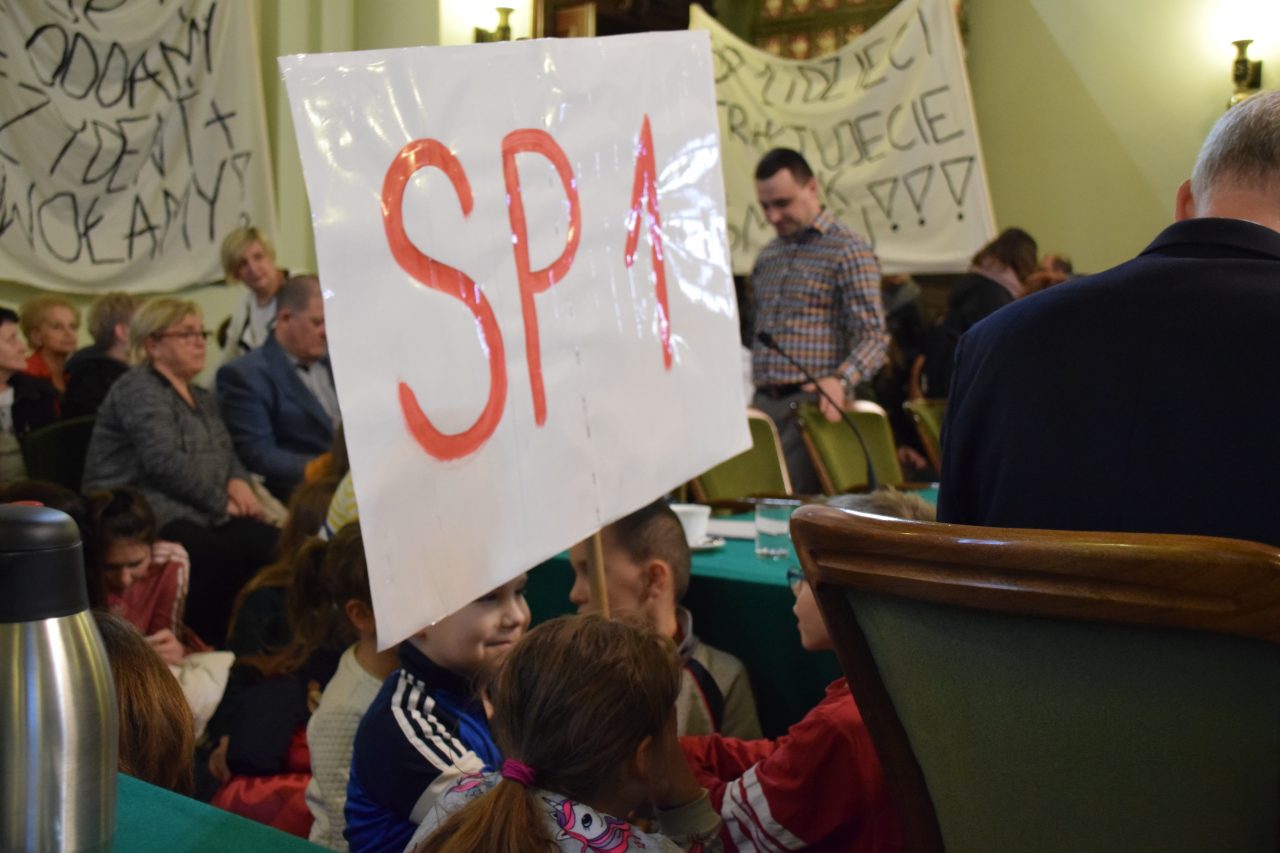 protest przeciwko likwidacji szkoły