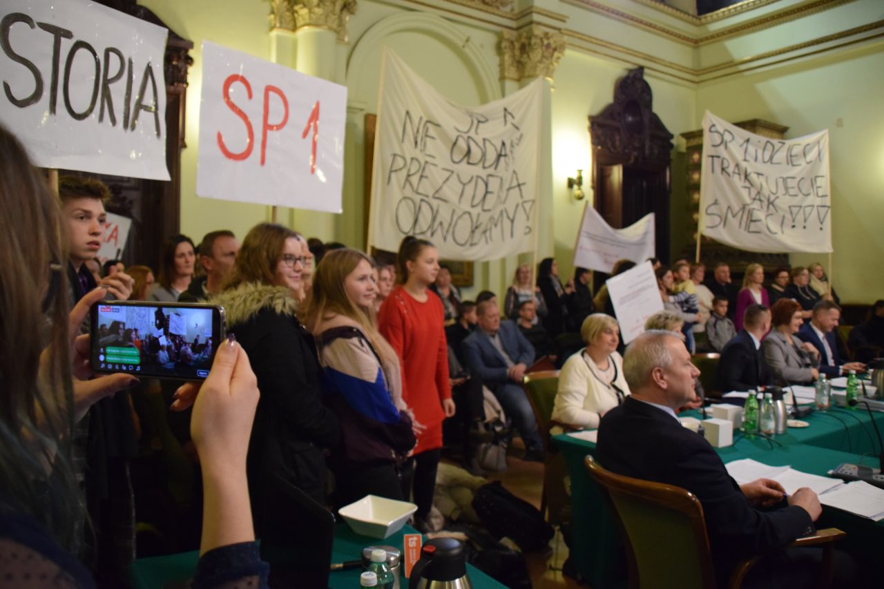 protest przeciwko likwidacji szkoły