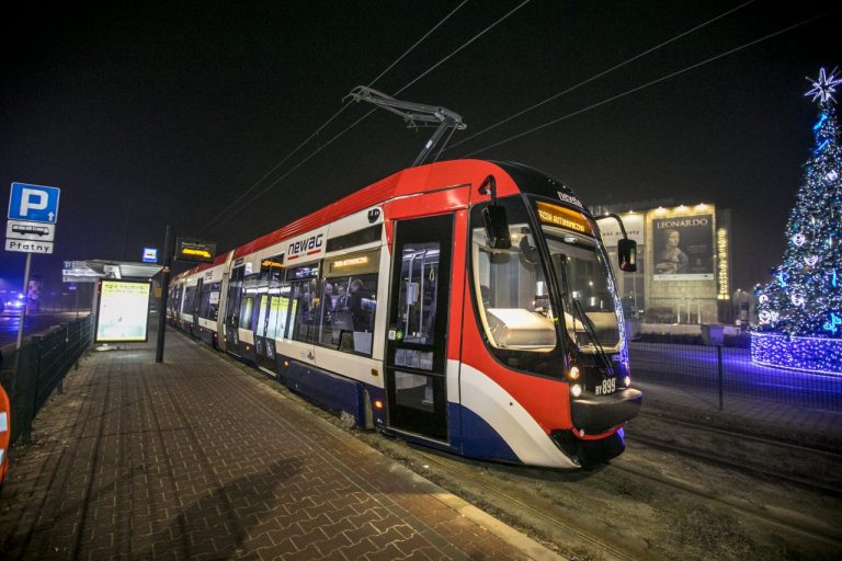 Na tory wyjechał pierwszy w Polsce tramwaj bez motorniczego. To pojazd sądeckiego Newagu [FILM]