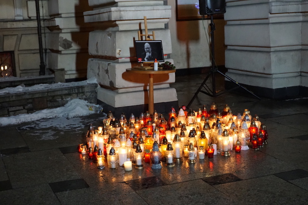 znicze pod sądeckim ratuszem. Sądeczanie upamiętnili śp Pawła Adamowicza