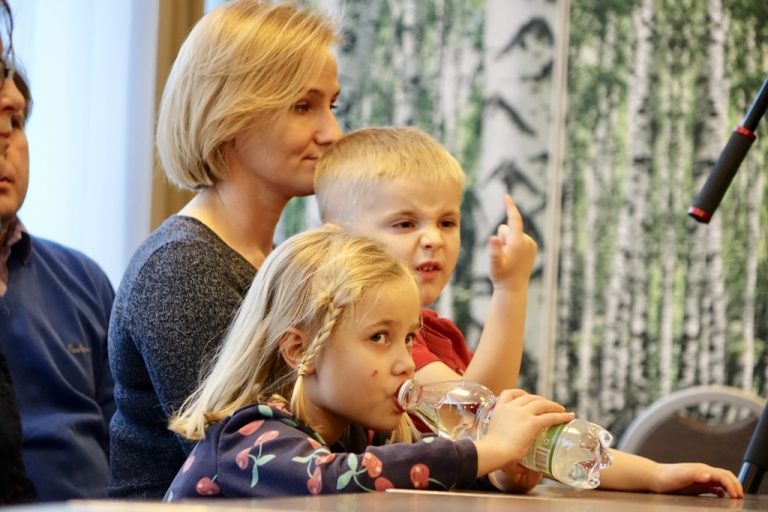 Jak zbudować kolejkę linową mając pod ręką… stół? Zobacz!