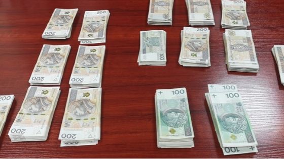 Policjanci odzyskali 150 tysięcy złotych, które jechały do oszusta… taksówką. Taksówkarz ma kłopoty