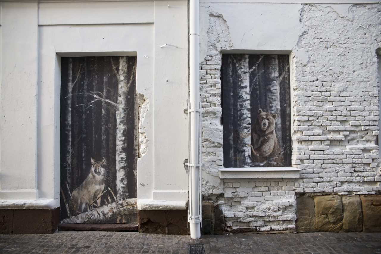 Murale na ulicy Wąskiej; niedźwiedź i wilk