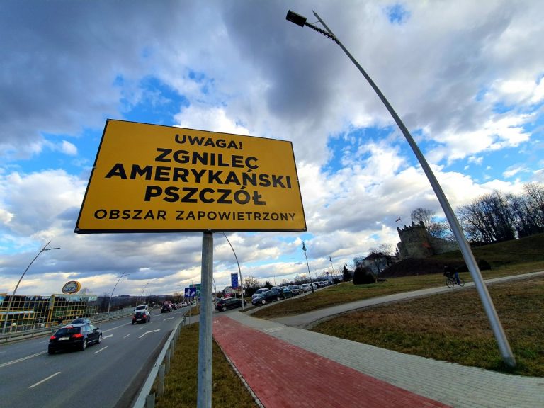 Obszar zapowietrzony! – ostrzega tablica przy nowosądeckim moście „heleńskim”