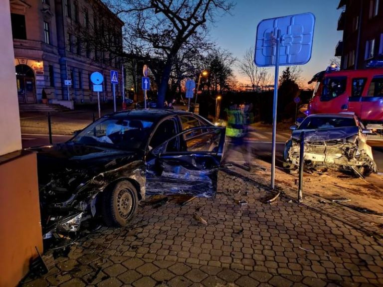 Nowy Sącz: zderzenie dwóch osobówek na skrzyżowaniu Jagiellońskiej i Mickiewicza