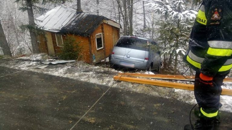 Strzylawki: auto nad przepaścią