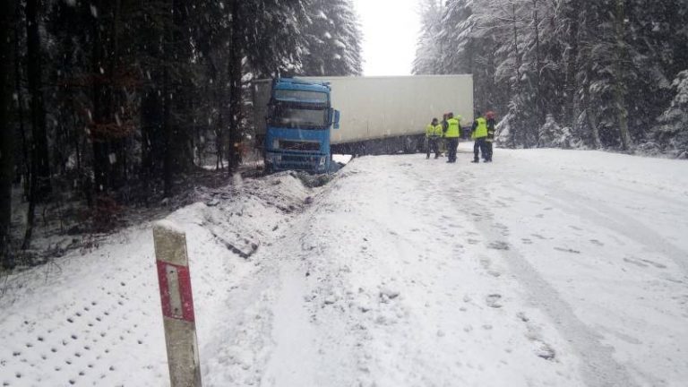Bardzo trudne warunki na drogach! Kolejny kierowca ciężarówki przegrał z zimą
