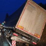 wypadek Mochnaczka, ciężarówka w rowie