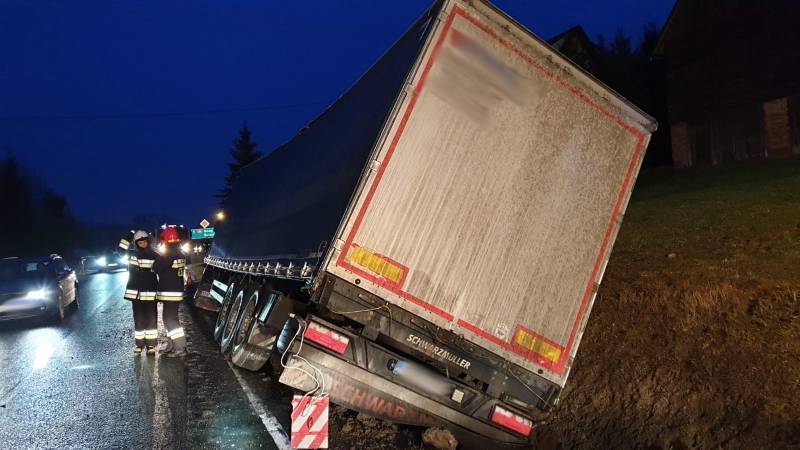 wypadek Mochnaczka, ciężarówka w rowie