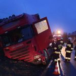 wypadek Mochnaczka, ciężarówka w rowie