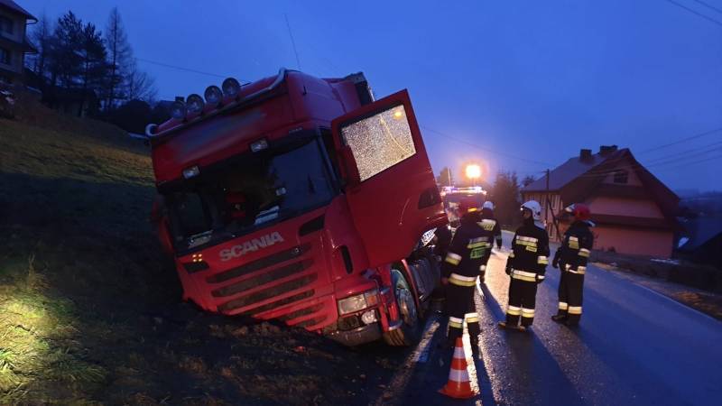wypadek Mochnaczka, ciężarówka w rowie