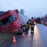 wypadek Mochnaczka, ciężarówka w rowie