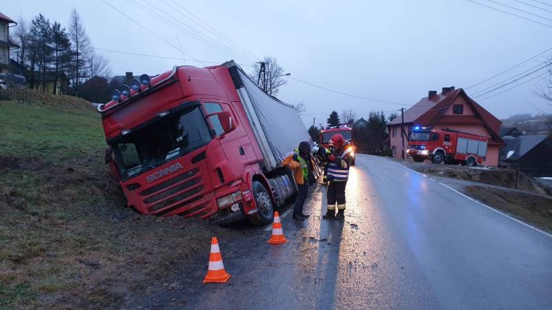 wypadek Mochnaczka, ciężarówka w rowie