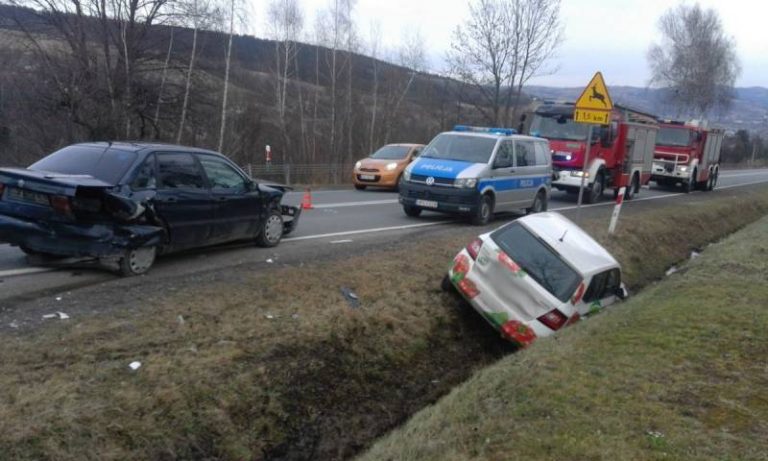 DK 28 Trzetrzewina: zderzenie trzech osobówek. Jedna osoba w szpitalu