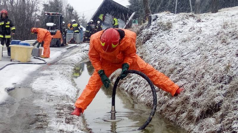 wyciek oleju w Mochnaczce