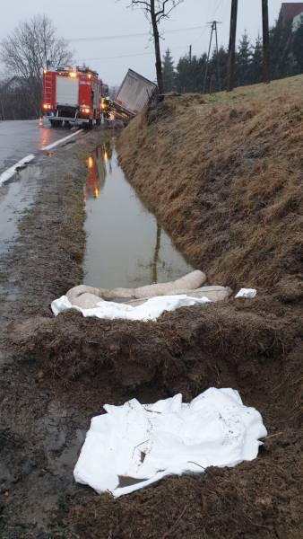 wypadek Mochnaczka, ciężarówka w rowie