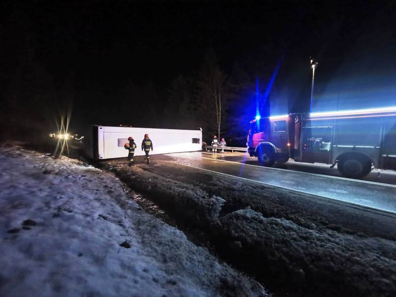 wypadek Krynica, autobus na drodze