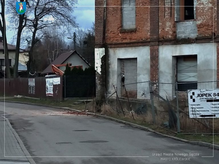 Nowy Sącz: wiatr niszczy budynek. Policja zamknęła całą ulicę