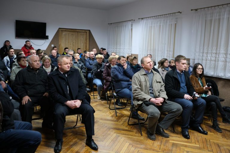 „Chodzimy koło tego, wnosimy to do domu, leje się to w rzekę…” Sąsiedzi MoBRUKU boją się o swoje zdrowie. Firmie przyjrzy się posłanka Gosek-Popiołek