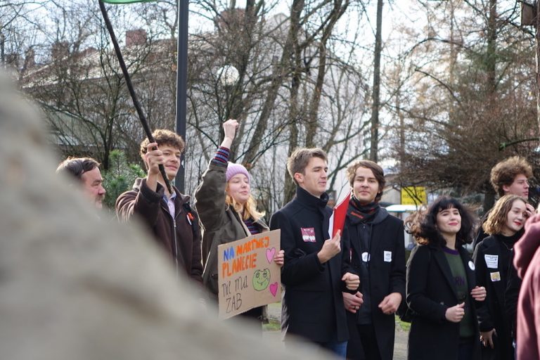 Młodzież z Nowego Sącza nagrała piosenkę, która ostrzega przed katastrofą…