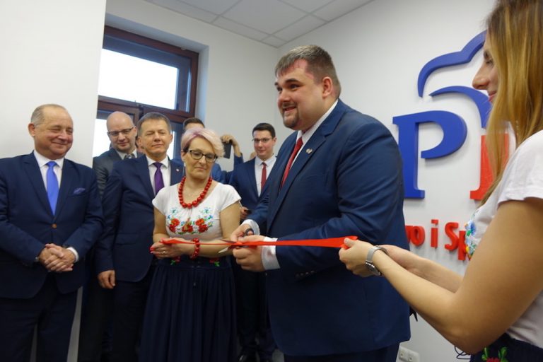 Prawo i Sprawiedliwość wprowadziło się na… sądecki dworzec. Biuro posła Patryka Wichra otwarte! [ZDJĘCIA]