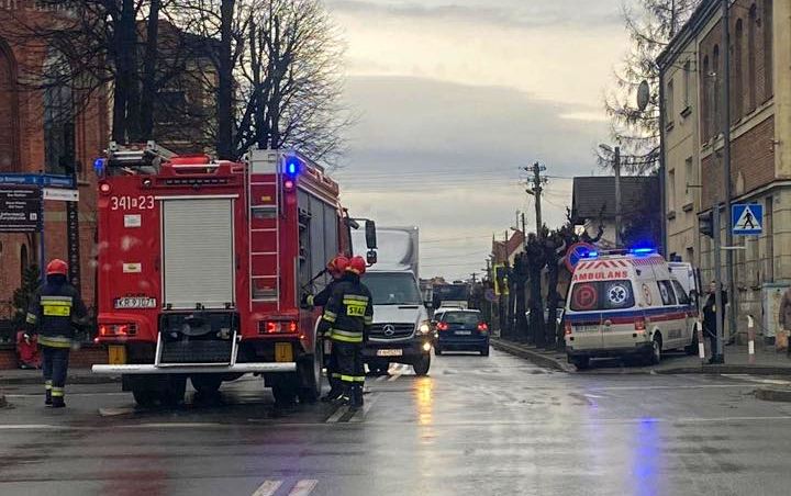 Uwaga! Zderzenie osobówek na skrzyżowaniu przy kościele ,,kolejowym”