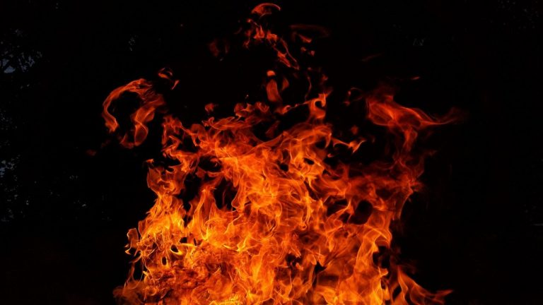 Nowy Sącz: 11 strażackich zastępów walczy z pożarem hali