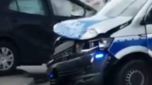 Zderzenie radiowozu i osobówki: ze wstępnych ustaleń wynika, że zawinił policjant