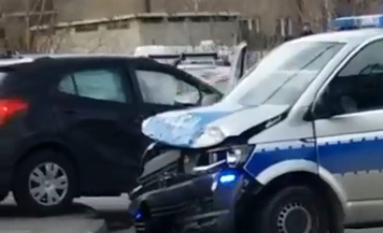 Nowy Sącz: osobówka zderzyła się z policyjnym radiowozem