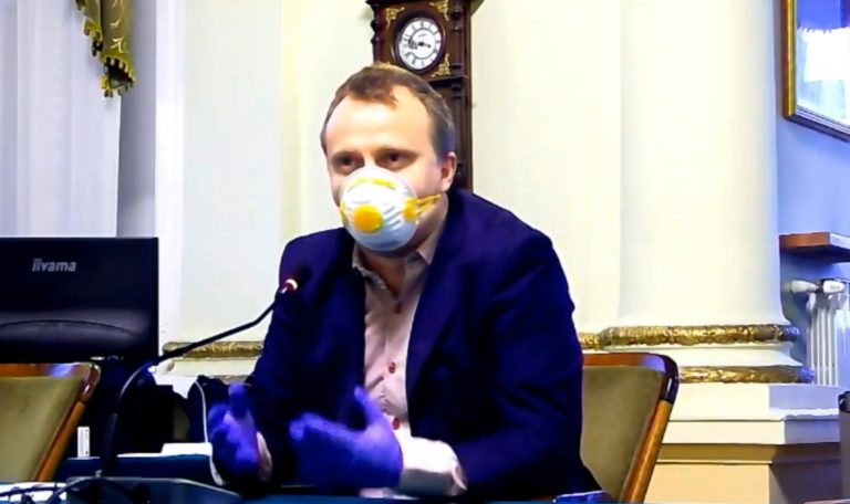 Sesja, której… nie było, czyli radni w maseczkach i rękawiczkach bezradni. Było ich za mało