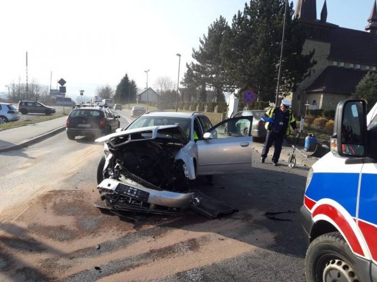 Nowy Sącz: zderzenie osobówek. Jedna osoba w szpitalu