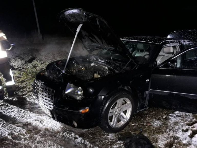 Chrysler stanął w ogniu. Zapalił się silnik
