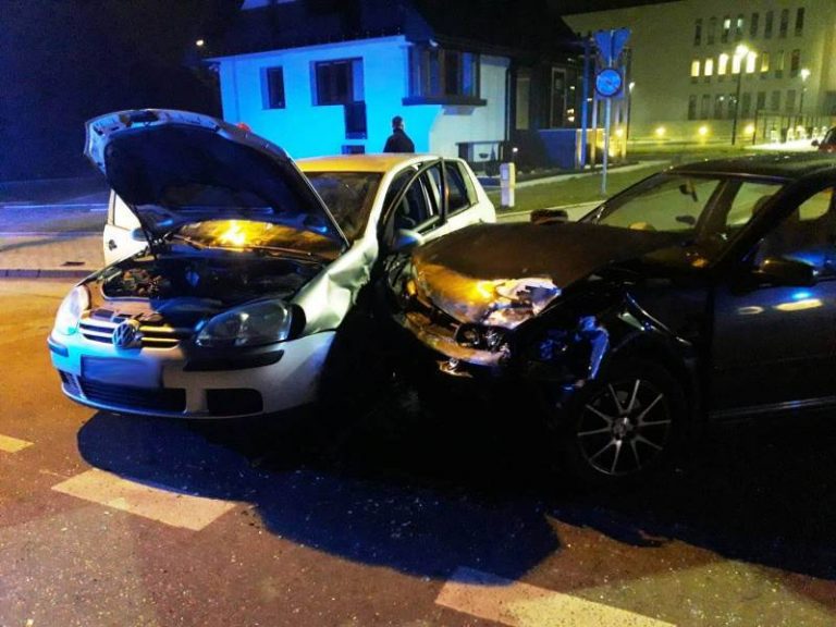 Nowy Sącz: zderzenie osobówek, cztery osoby w szpitalu