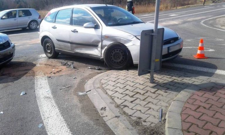 DK28: zderzenie osobówek, jedna osoba w szpitalu