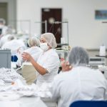 Vitberg, proces szycia maseczek