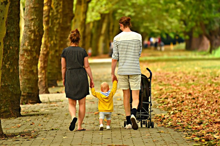 Nowe zasady wychodzenia. Osoby niepełnoletnie tylko pod opieką dorosłych, zamknięte parki, plaże