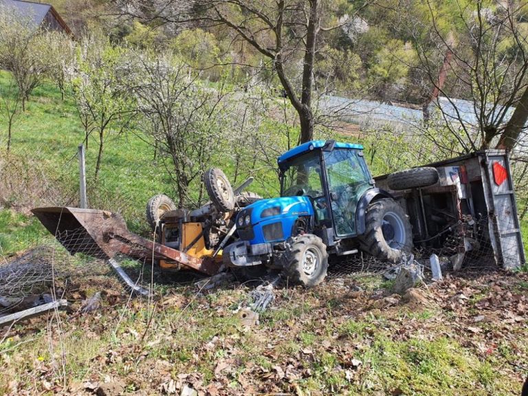 Sechna: Prowadzili ciągniki rolnicze połączone w niedozwolony sposób. Jeden z pojazdów przygniótł mężczyznę