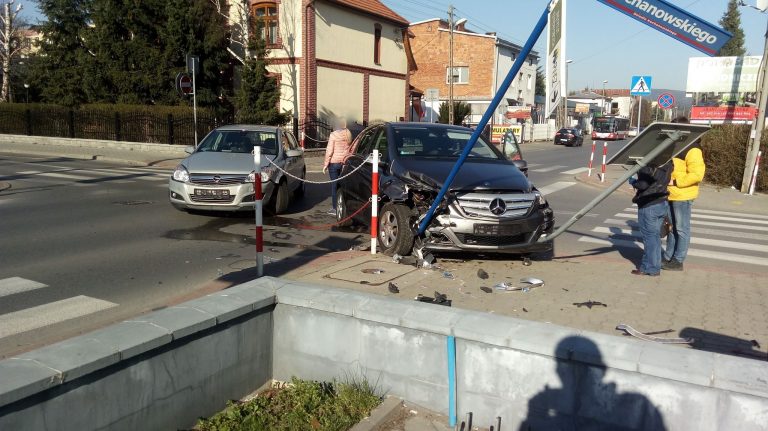 Z ostatniej chwili: zderzenie dwóch osobówek w Nowym Sączu