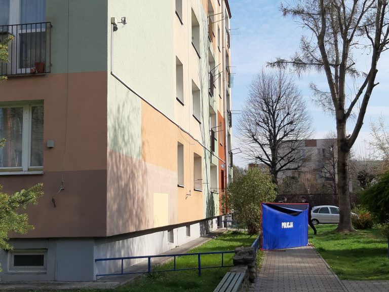 Nowy Sącz, ul. Kołłątaja: z okna czteropiętrowego bloku wypadł mężczyzna