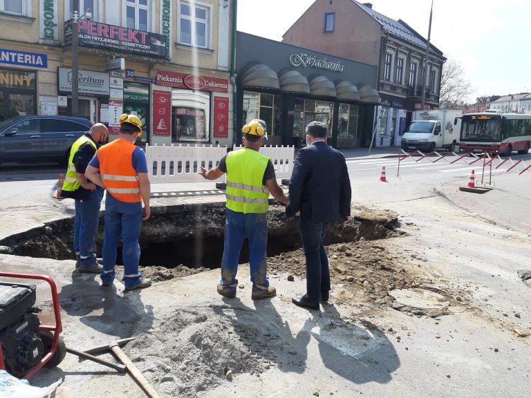 Nowy Sącz: zapadlisko u zbiegu ul. Lwowskiej i Kraszewskiego. Przyczyną woda