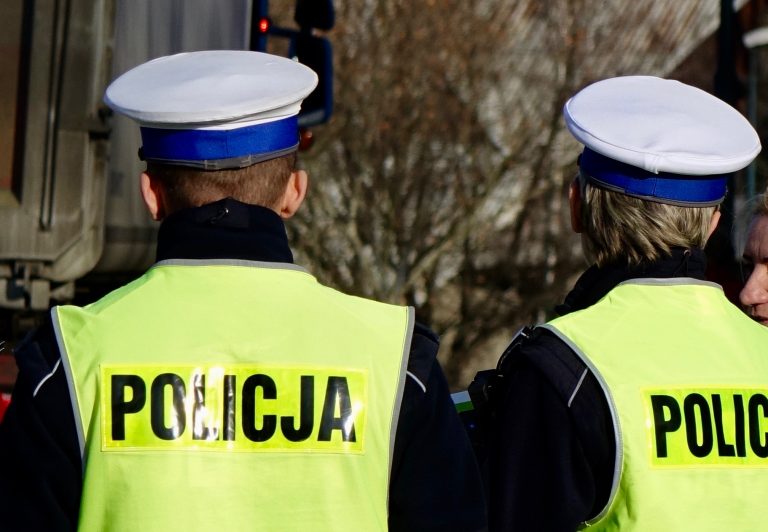Święta na sądeckich drogach: kierowcy odpowiedzą podwójnie, za przewinienia drogowe i łamanie zasad izolacji