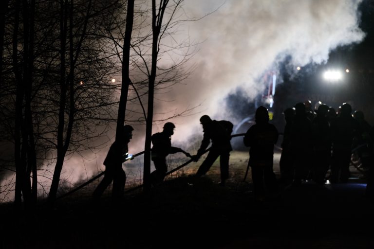 Korzenna: w nocy ognień strawił stodołę. Z pożarem walczyło 49 strażaków